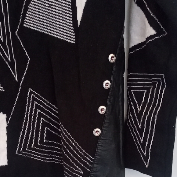 Geometric Black and White Turtleneck Top - Picture 4 of 4